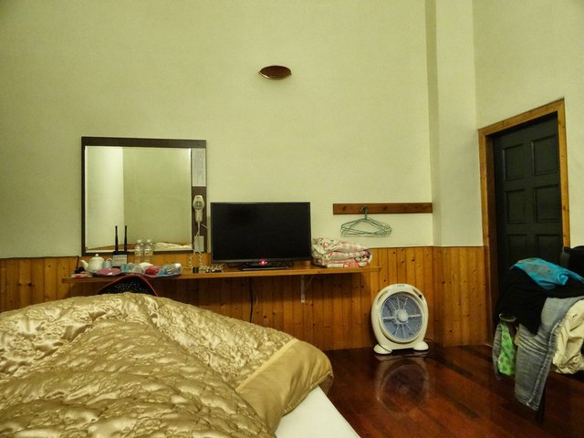 The normal room at the beach, with air conditioner (right)