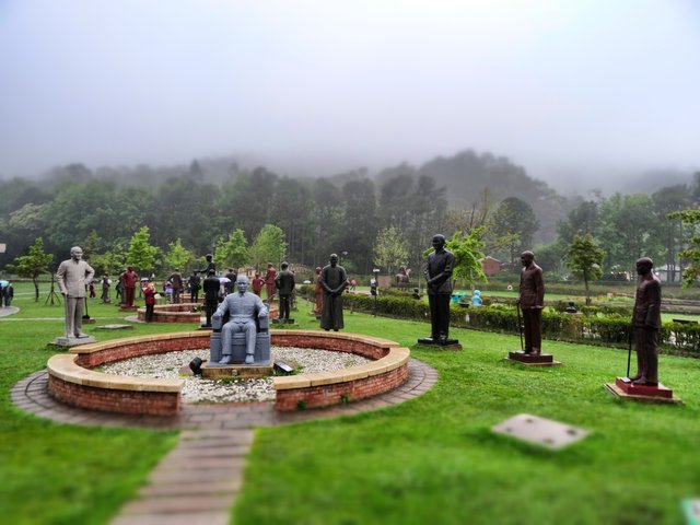 Chiang Kai-shek in the middle of Chiang Kai-sheks