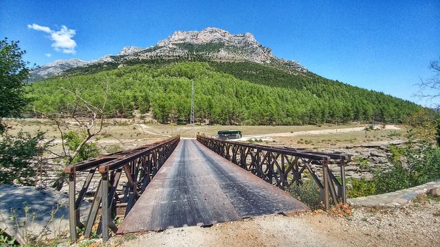 The new bridge, not as breautiful, but ready for cars