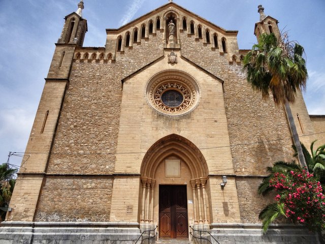 Made by stones: Another church with roses