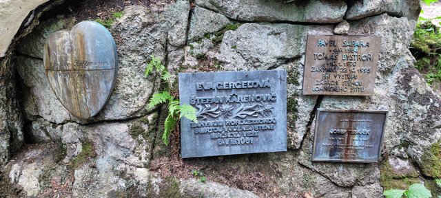 Plates for the victims