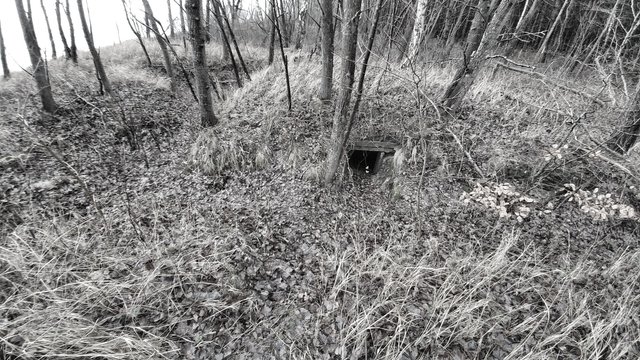 Hidden cellar, above on the left ist the cliff