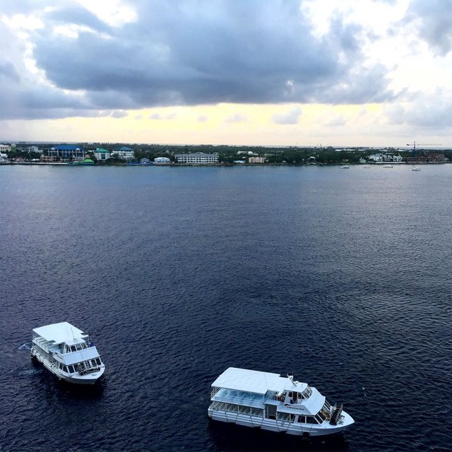 Cruising in the Western Caribbean. Day 2. Grand Cayman. George town.