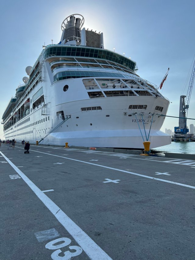 Liner ”Vision of the seas”.