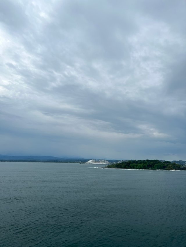 Cruise in the Southern Caribbean. Day 4. Costa Rica. Arrival at the coast.