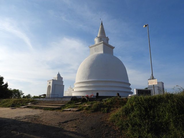 Discover the Potuvil Sea Temple which has a long history in Sri Lanka. 