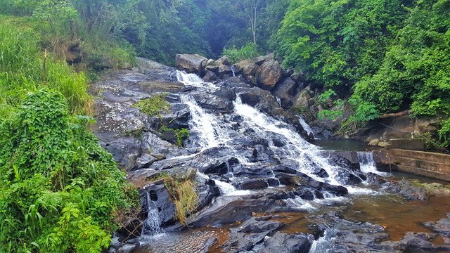 Find Elle Oya, a beautiful stream that crosses the Brandy Rock in Sri Lanka...