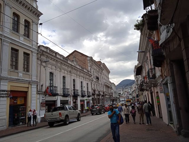 Este maravilloso lugar es una de las joyas arquitectónicas e históricas de América Latina y el mundo. Es de super importancia para este país por su rica historia y su atractivo turístico, definitivamente es perfecto para ser visitado por turistas que quieran apreciar su belleza arquitectónica o conocer la historia y cultura del Ecuador. Está ubicado en el centro sur de la ciudad de Quito, en un área de 3.75 km y es considerado el conjunto histórico mejor conservado y uno de los más importantes de América Latina. Una recomendación es ser cauteloso porque cierto porcentaje de inseguridad, aunque recomendaban estar alerta pero no vinos extraños, la gente se ve muy pasiva en las plazas descansando y muy amigable. Pronto será el otro contenido de este lugar.