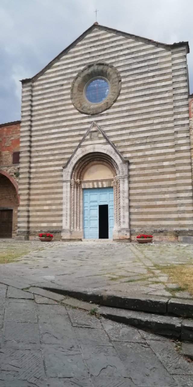 Saint Francis church, from 1550, a mix of Gothic and romanesque style, in marble and pietra serena, a lovely little church in the city center close to the main museum and the square.