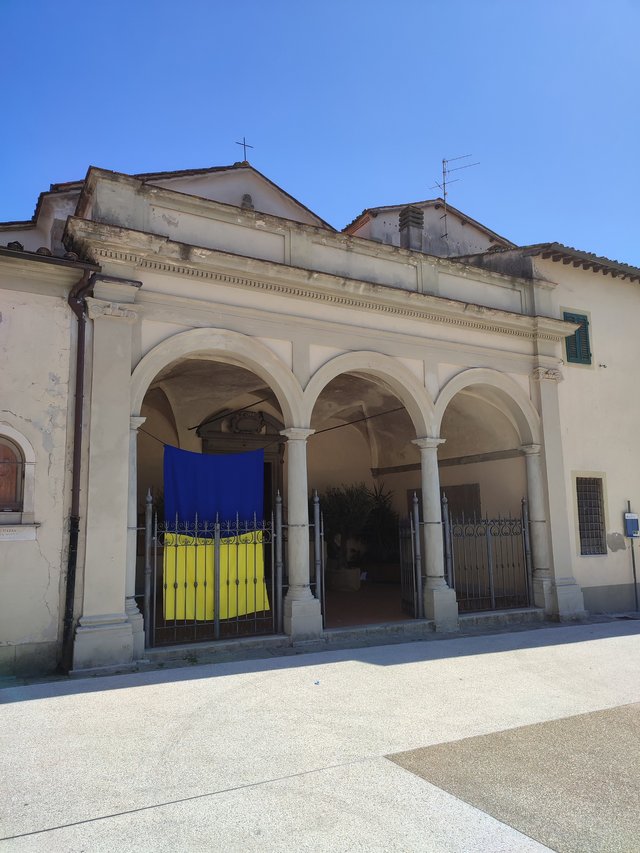 In front of the church actually there is a Ukraine flag they show it for support Ukrainian people they also help a lot of Ukrainian refugees. It’s a church very active in the local community and very helpful for those who needs.