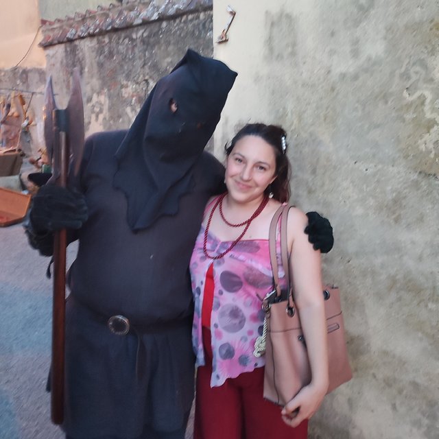 here I took the picture with the executioner who was walking quietly through the streets with his hatchets, there were some archers and some nice guys in medieval clothes who called themselves the mother-in-law killer, very nice