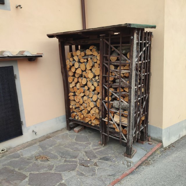 Here many people still have a fire for the winter so you can see shelf’s full of woods, it’s still a traditional place. Really calm and charming.