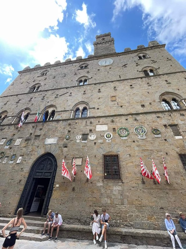 This is the famous Palazzo dei priori, built in the 1200 around, it was decorated with some della Robbia art and have a big tower and a lot of windows. Inside the palace there are some pieces of art