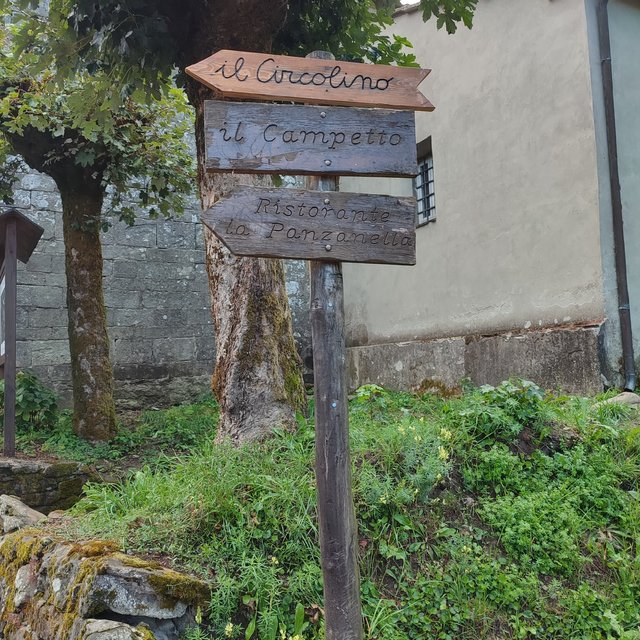 The ways to the most know place of the village the soccer camp, the bar and the restaurant.