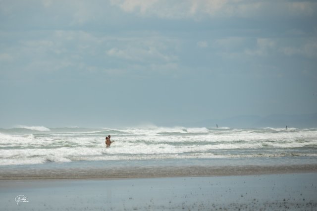 Its waves are a bit calmer than in neighboring beaches