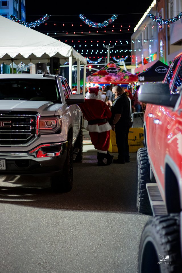 Saw Santa!!! Chillin’ between trucks...