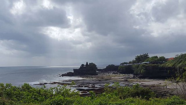  If you see the pic below carefully you can see some blue banners opposite to the Tanha Lot temple. That’s where the eating joints are all located. 