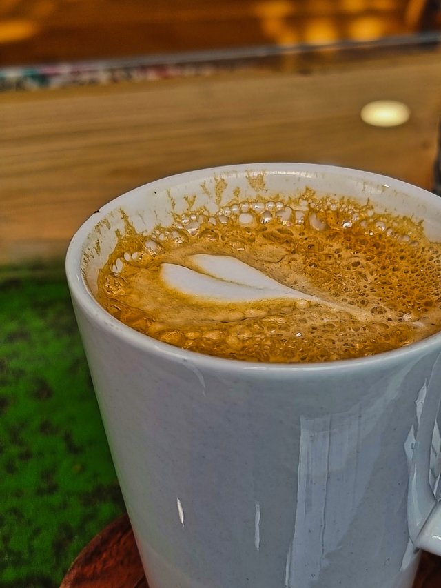 You can tell how good is a bartender preparing coffee by it’s milk foam