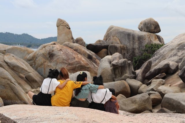 ได้เวลาเรือเทียบท่า จะเกาะพะงันมาเกาะสมุย ขับรถไปรับลูก เมื่อได้เจอก็ดีอกดีใจกอด กอดฝา หอมแก้มซ้ายหอมแก้งขวา ด้วยความคิดถึง ตกลงกันไม่ได้ระหว่างออกรถว่าจะไปที่พักก่อนหรือจะขับรถเล่น หาสถานที่ท่องเที่ยวกันก่อนเปิด Google หาพิกัดท่องเที่ยวและบ้านพักไปพร้อมพร้อมกัน เพราะในรถมีโทรศัพท์หลายๆเครื่อง หรือต่างคนต่างค้นหาสถานที่ท่องเที่ยวและที่พัก ขับรถจากท่าเรือจนไปถึง หาดละไม หนทาง อยู่ในการก่อสร้างรถราค่อนข้างจะขับขี่ลำบากหน่อยค่ะ ชมทิวทัศน์ศน์ รอบนอกตัวรถ เงียบพอสมควรค่ะ เคว้งคว้างไร้ผู้คน สถานที่ท่องเที่ยว ร้านอาหารต่างๆริมหาด ริมถนน ส่วนมากจะปิด มากกว่าเปิดค่ะแทบจะเป็นเมืองร้างเลยก็ว่าได้ ระยะทางที่ไปหาที่ท่องเที่ยวไปถึงช่วง ขับรถขึ้นเขา ทิวทัศน์และบังกะโลต่างๆโรงแรมต่างๆสวยมากแต่ก็อย่างที่บอกว่าไร้ผู้คน รถก็ผิวไม่ได้เพราะอยู่ในการก่อสร้างทำถนนมีรถแม็คโครรถบรรทุกคนงานก่อสร้างที่กำลังทำถนน ต้องขับระมัดระวัง.ช่วงลงเขา มีรถสวน มาบ้าง คือชาวต่างชาติ ยังมีนักท่องเที่ยวอยู่บ้างคุยกันกับน้องสาวนึกว่าจะไม่มีนักท่องเที่ยวเสีย แล้วยิ่งผ่าน สวยมากๆเลยอยากลงเล่นน้ำ