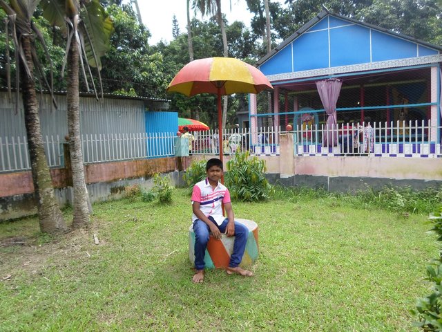 COUSIN UNDER THE UMBRELLA