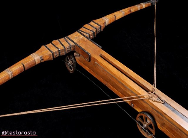Leonardo’s original idea, as described in the drawings of the Atlantic Codex (1488-1489), was the construction of a giant crossbow in order to increase the range of the dart, creating panic and fear among the enemies.