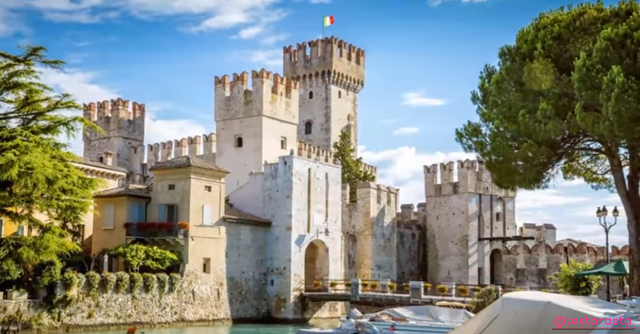 Experts claim that the Scaligero Castle is one of the best preserved castles in Italy. In fact it is a truly majestic building, one of the few lake forts, an undisputed sign of the architectural ability and military skills of the 13th century Veronese.