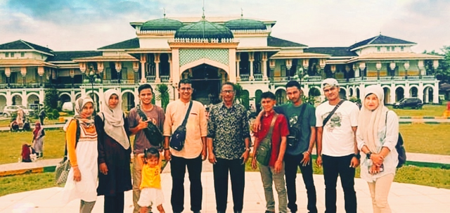Photographs of Photos of Me and My Other Friend’s Companions when Visiting the Maimun Palace at the End of December 2019