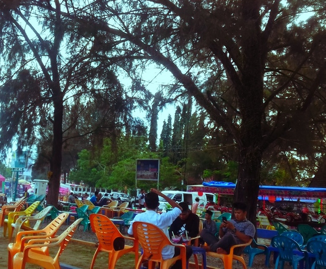 Pictures in front of Pelangi Beach, seen a number of young men who were sitting relaxed