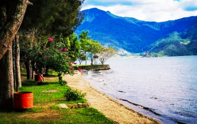 Pictures of the beauty of the Ketibung beach and the freshwater lake that presents a fantastic panorama of natural beauty.