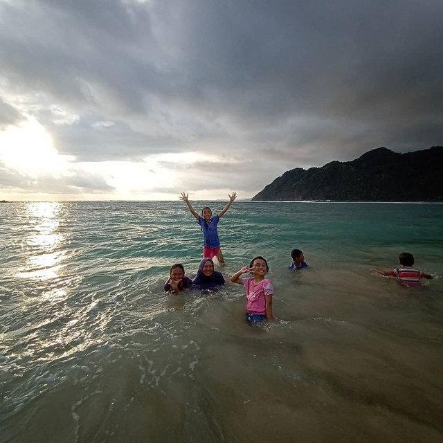 Pictures from Ayu Titin Setyaningsih’s Facebook account when she was beached and taking a bath together with her family