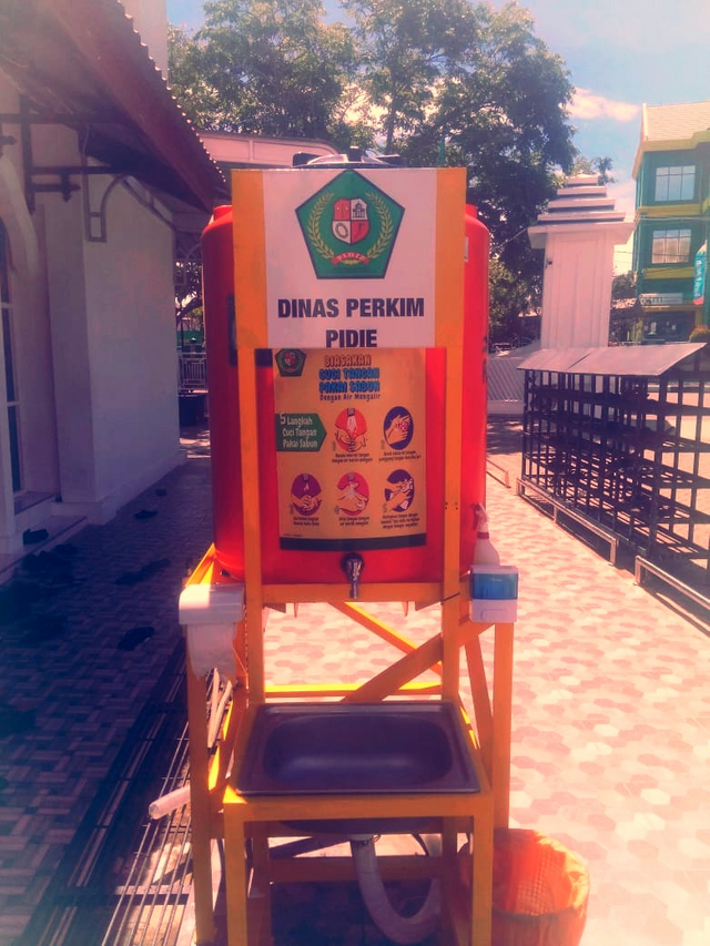 The photo above is one of the handwashing facilities provided by the relevant departments.