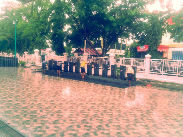 Photograph of some residents performing ablution in one of the Aceh mosques in the middle of the COVID-19 pandemic