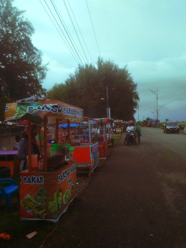 picture of the seller from the left side selling along the road to the rainbow beach.