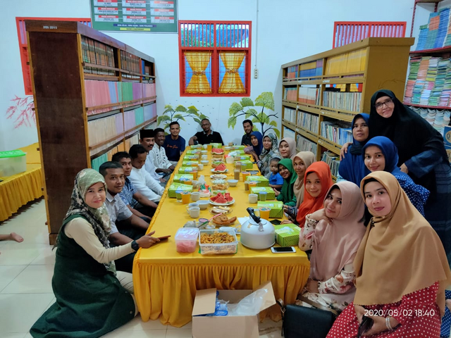 Group photo awaiting breaking fast.