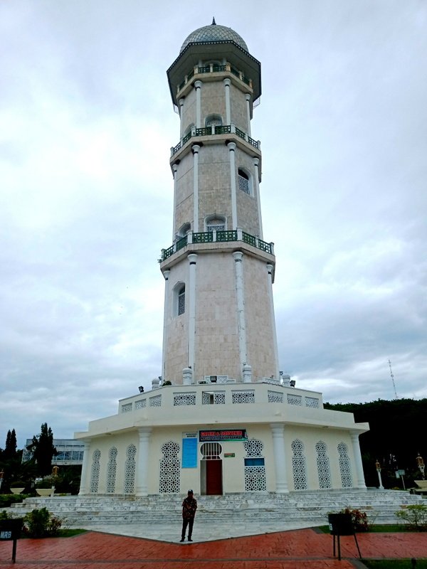 This is the tower that is the elevator therein are in the middle of the field