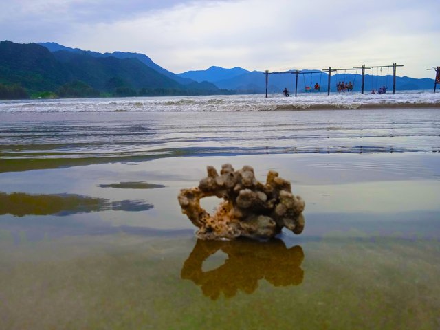 batu kecil, laut, dan anak-anak dari distance