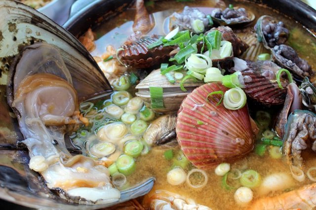 Jeju restaurant Hallym Ungdam seafood soup is alive