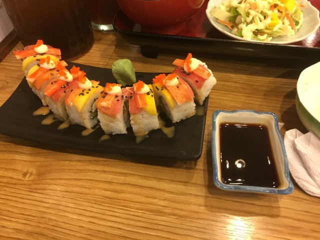 California maki with sauce