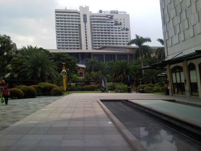 Almost empty inside the Greenbelt Makati