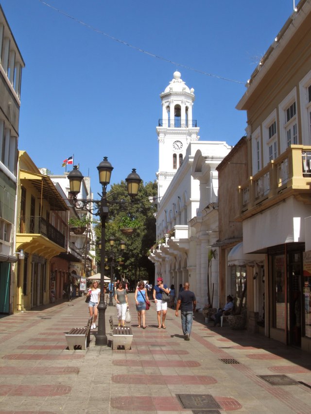 Reprezentatywna ulica w postaci deptaku w Santo Domingo