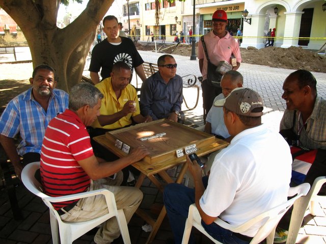 W stolicy również często widuje się typowy dominikański obrazek, czyli ludzi siedzących przy stoliku, palących cygara i grających w domino.