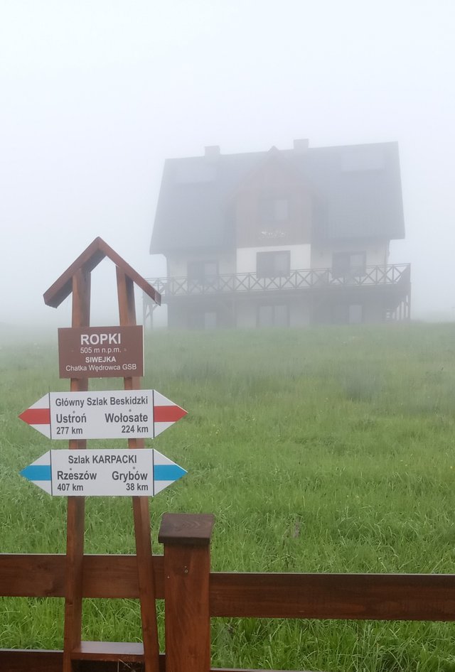 Drogowskaz stojący przed Chatą Wędrowca GSB