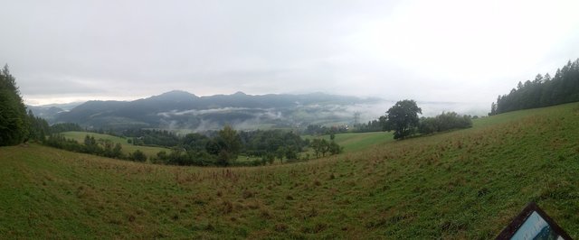 Widok spod ”grzybka” na Pieniny.