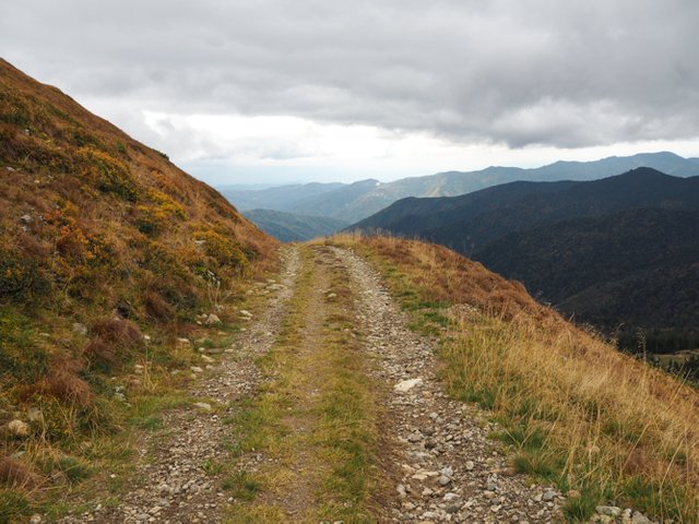 On the left - the slope of the mountain, on the right - the valley