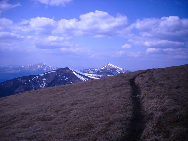 Hiking trail along the mountain range