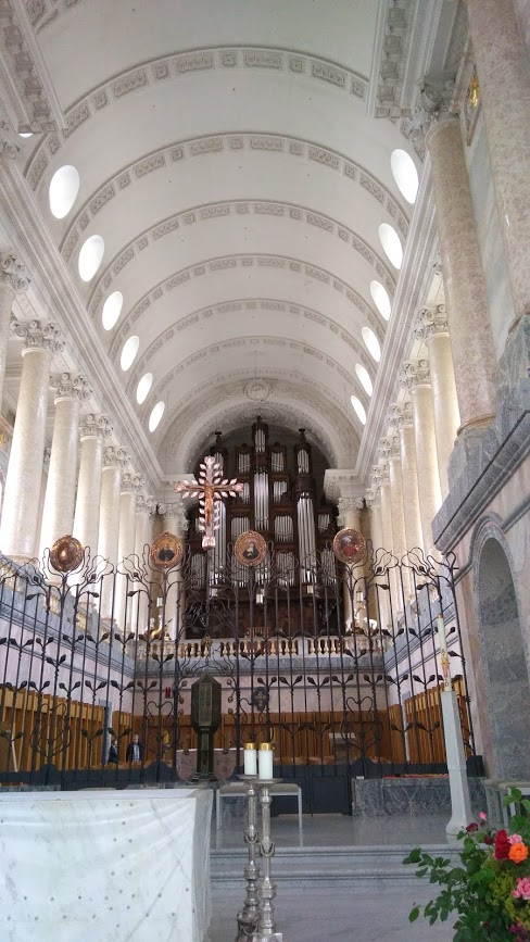 Imposing ceiling construction in the main hall of the cathedral