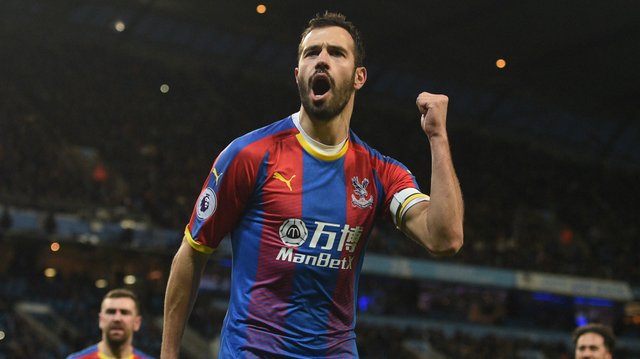 luka-milivojevic-manchester-city-vs-crystal-palace-premier-league-2018-19_1kem2kn9l7h381dae6otje7tmr.jpg