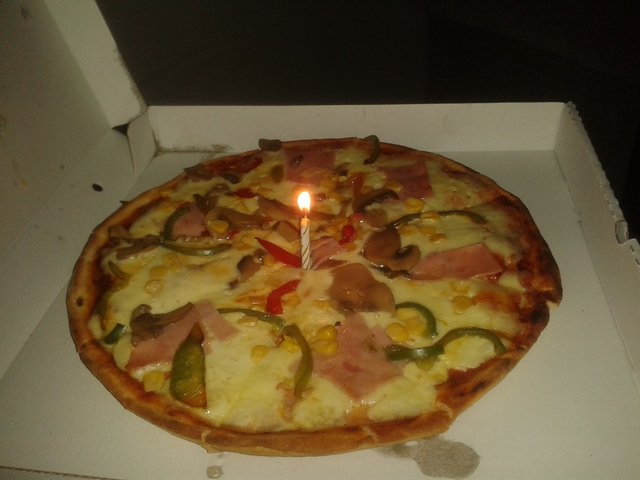 Delicias Resilientes. Pizza de cumpleaños con queso mozarela-Maiz-Pimenton-jamon y champiñones.jpg