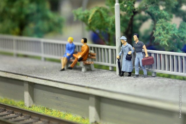 Пассажиры на железнодорожной станции ждут поезда