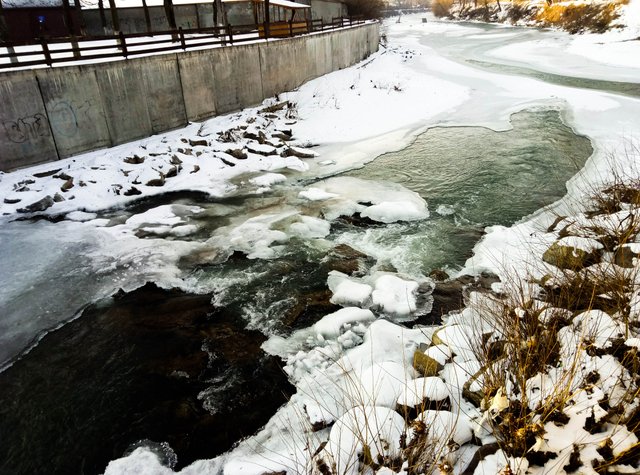 A fast flow prevents the river from freezing completely